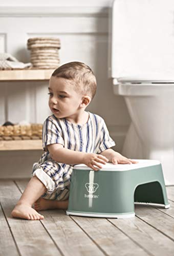 BabyBjörn Step Stool – dziecko siedzące przy podeście