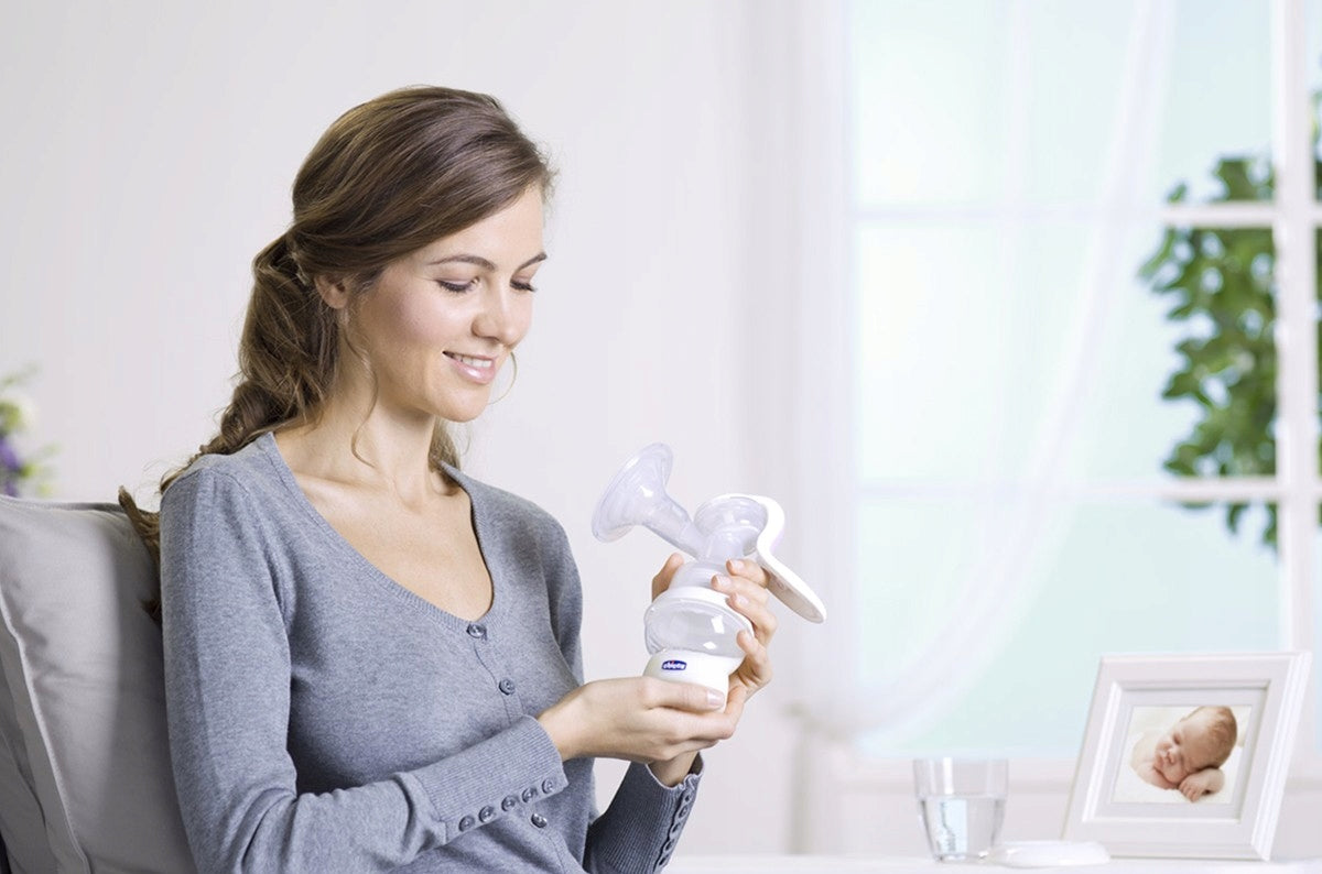 CHICCO Natural Feeling LAKTATOR RĘCZNY 150 ml, ręczny laktator z butelką i smoczkiem, biało-różowy