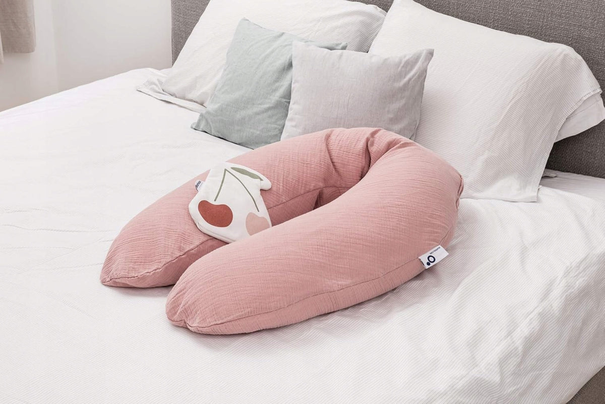 DOOMOO Comfy Big Cover poszwa na poduszkę ciążową 190cm ORGANIC COTTON, różowa na łóżku