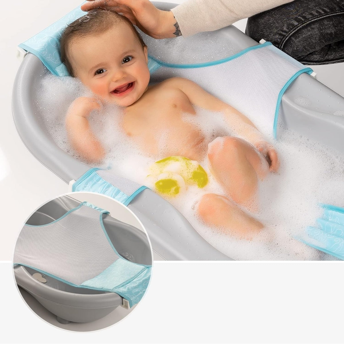 Kolaż przedstawiający kąpiel dziecka i siatkę Reer MyHappyBath Sling 76072 rozpiętą w wanience.