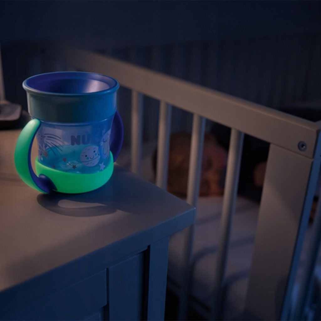 NUK Mini Magic Cup SVÍTÍCÍ NEKAPAJÍCÍ HRNEČEK 160 ml
