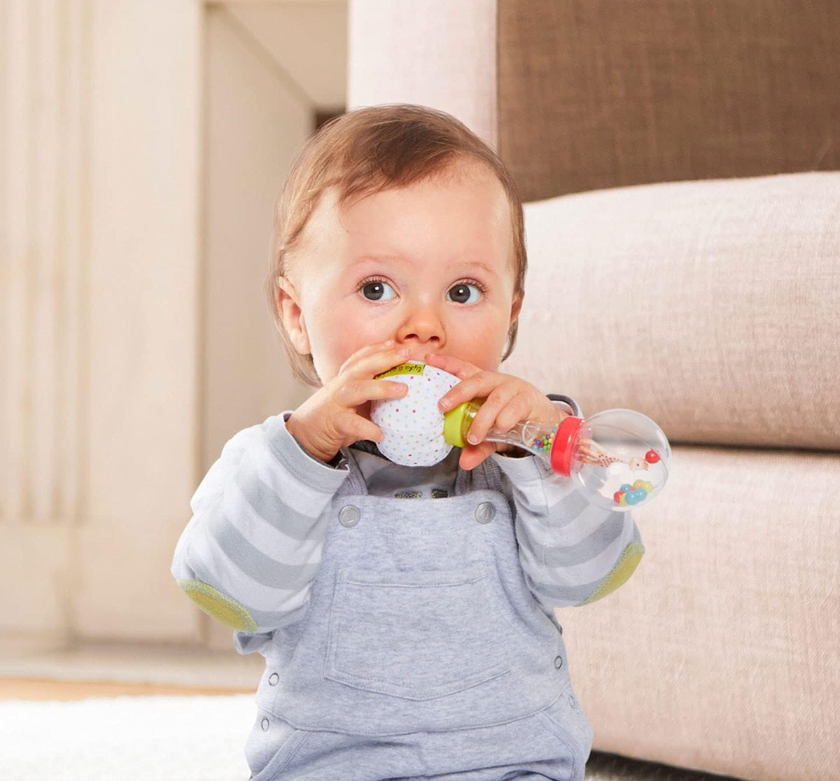 SOPHIE LA GIRAFE marakasy s hrkálkou a šuštiacim papierom 17 cm