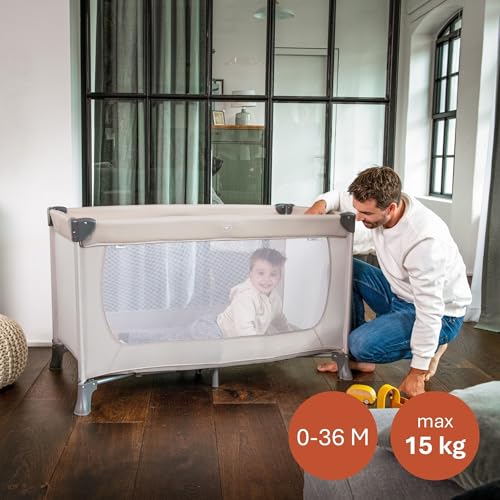 Hauck Dream N Play – dziecko przy beżowym łóżeczku