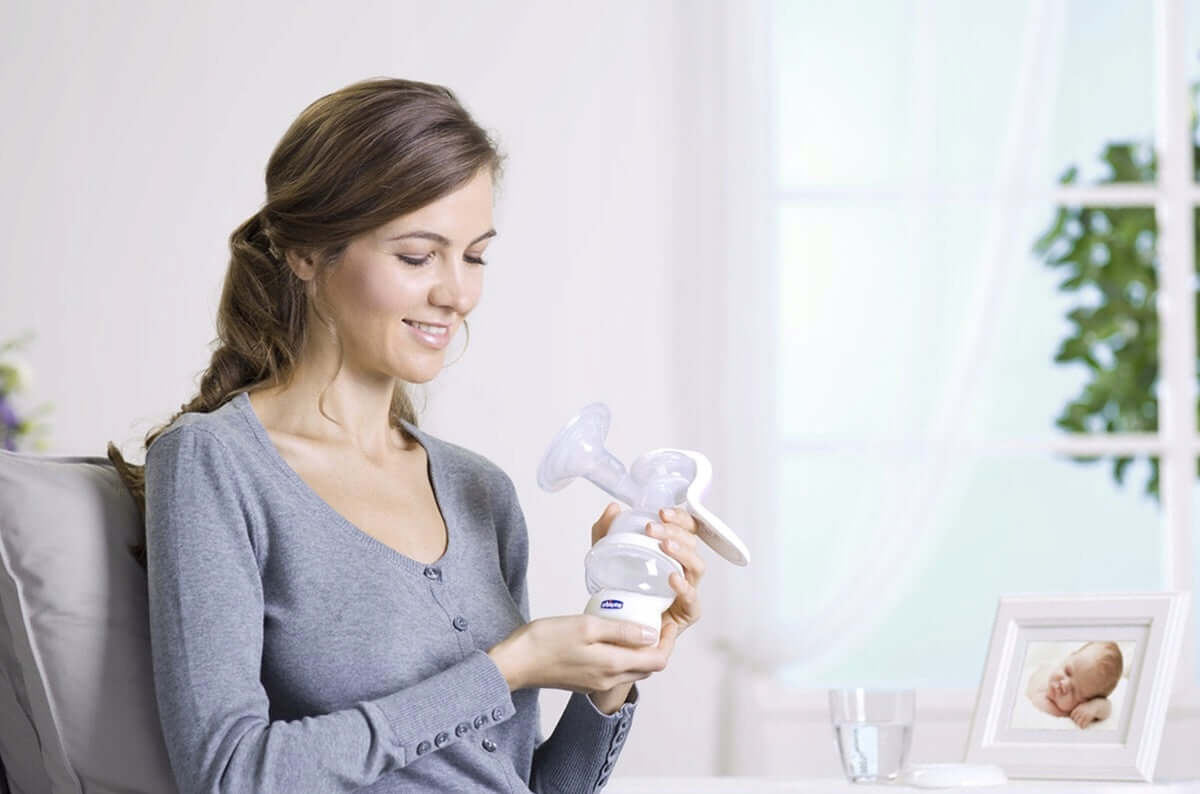 CHICCO Natural Feeling LAKTATOR RĘCZNY 150 ml U "O