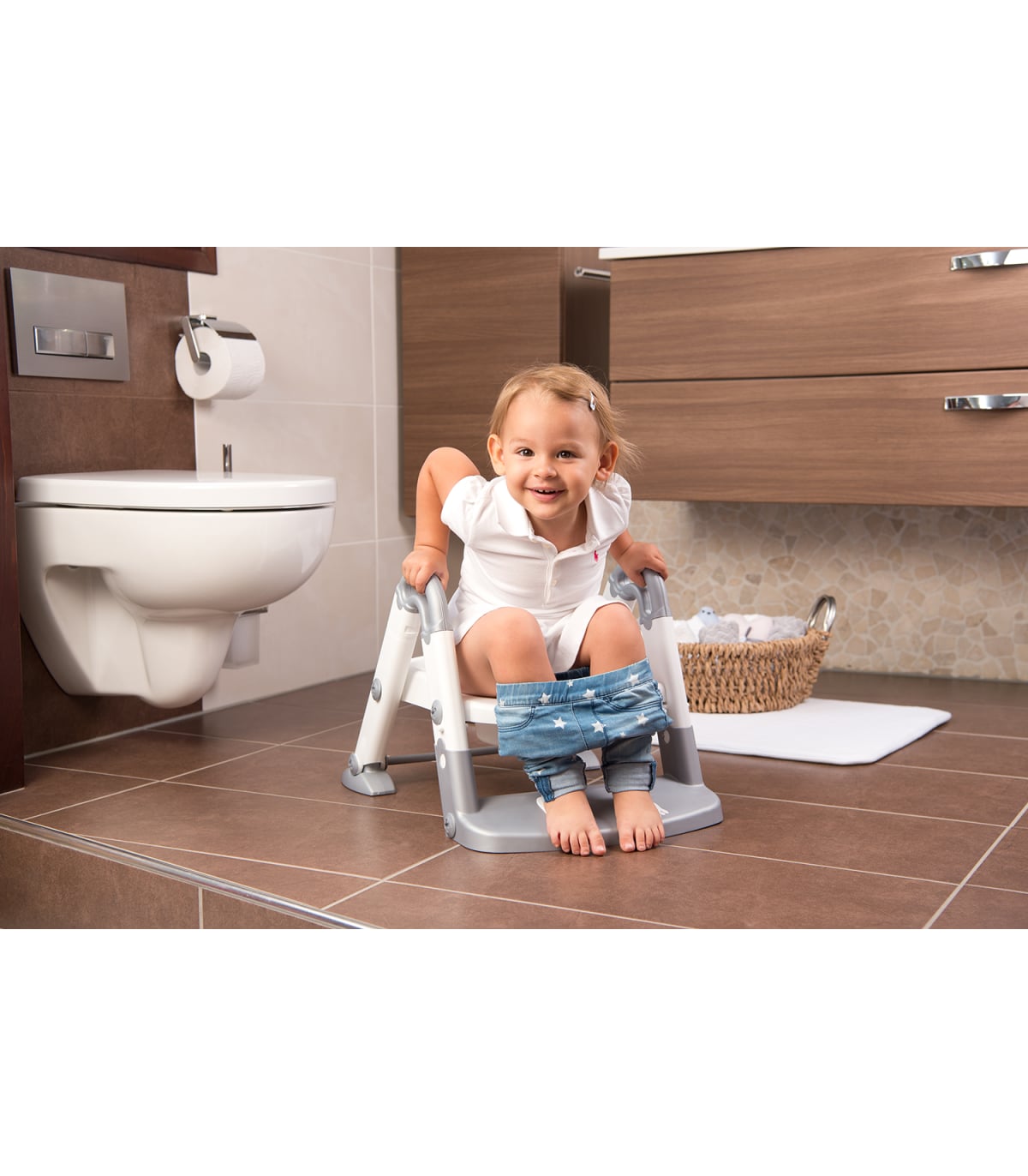 KidsKit Toilet Trainer – dziecko korzystające z drabinki