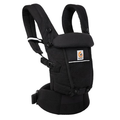 Czarne nosidełko Ergobaby Adapt SoftFlex Mesh, widok pod kątem z prawej strony.