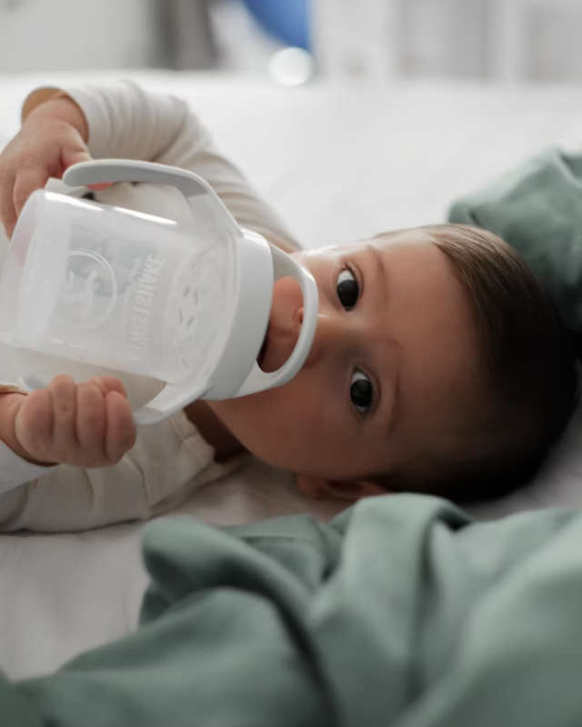TWISTSHAKE Mini Cup lonček proti polivanju z ustnikom in mešalnikom 230 ml 4 m+