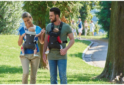 CHICCO EASY FIT nosidełko ergonomiczne – rodzice noszą niemowlęta w parku
