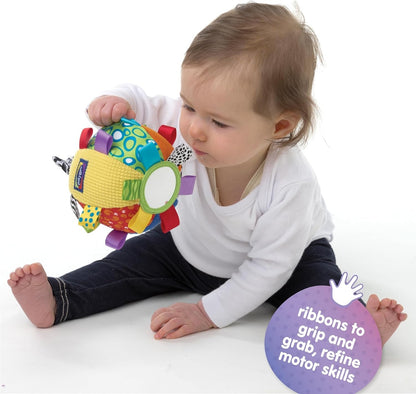Dziecko trzymające kolorową piłkę Playgro Loopy Loops z wstążkami.