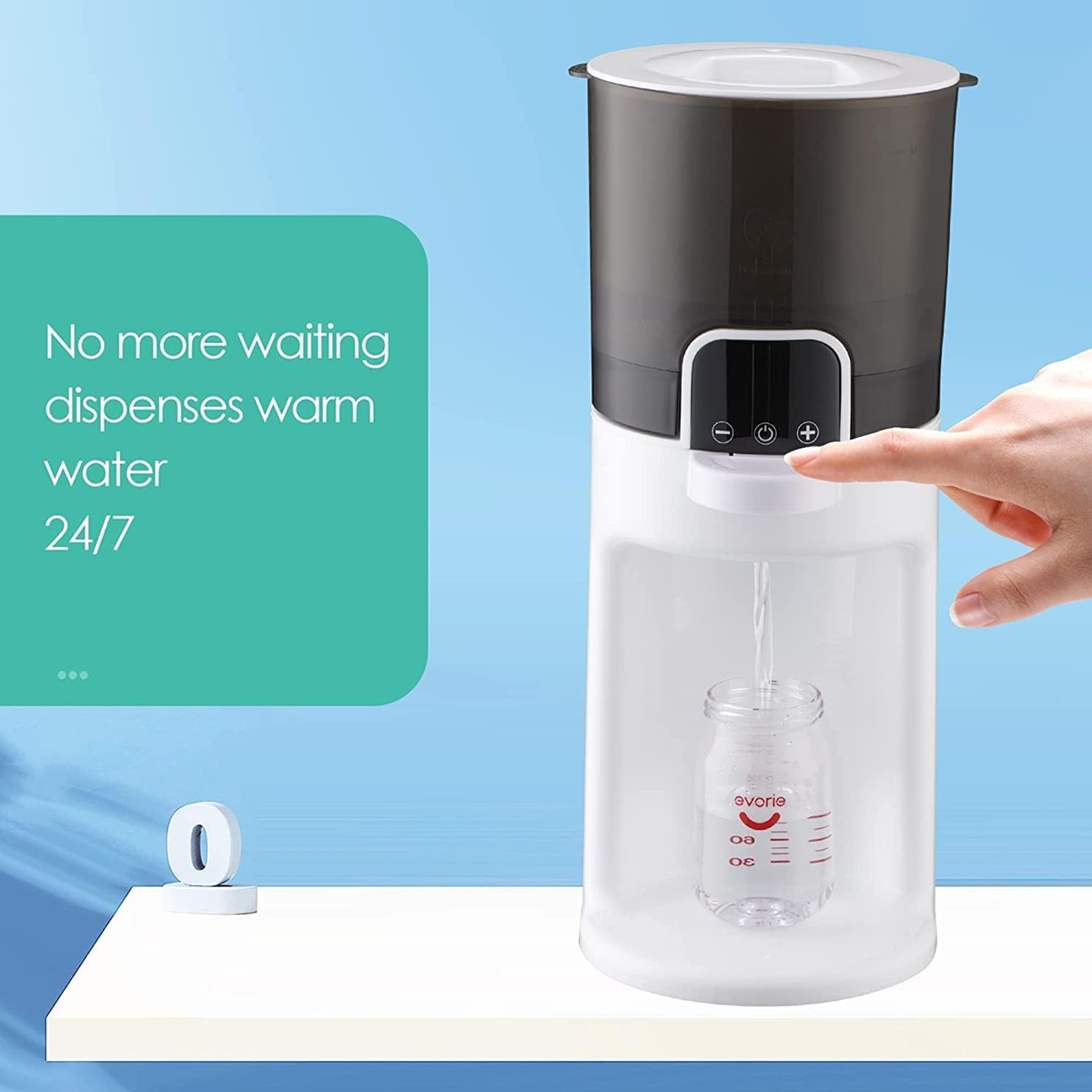 Grafika Bellababy Instant Warmer z butelk� pod wylewk� i d�oni� przy przycisku.