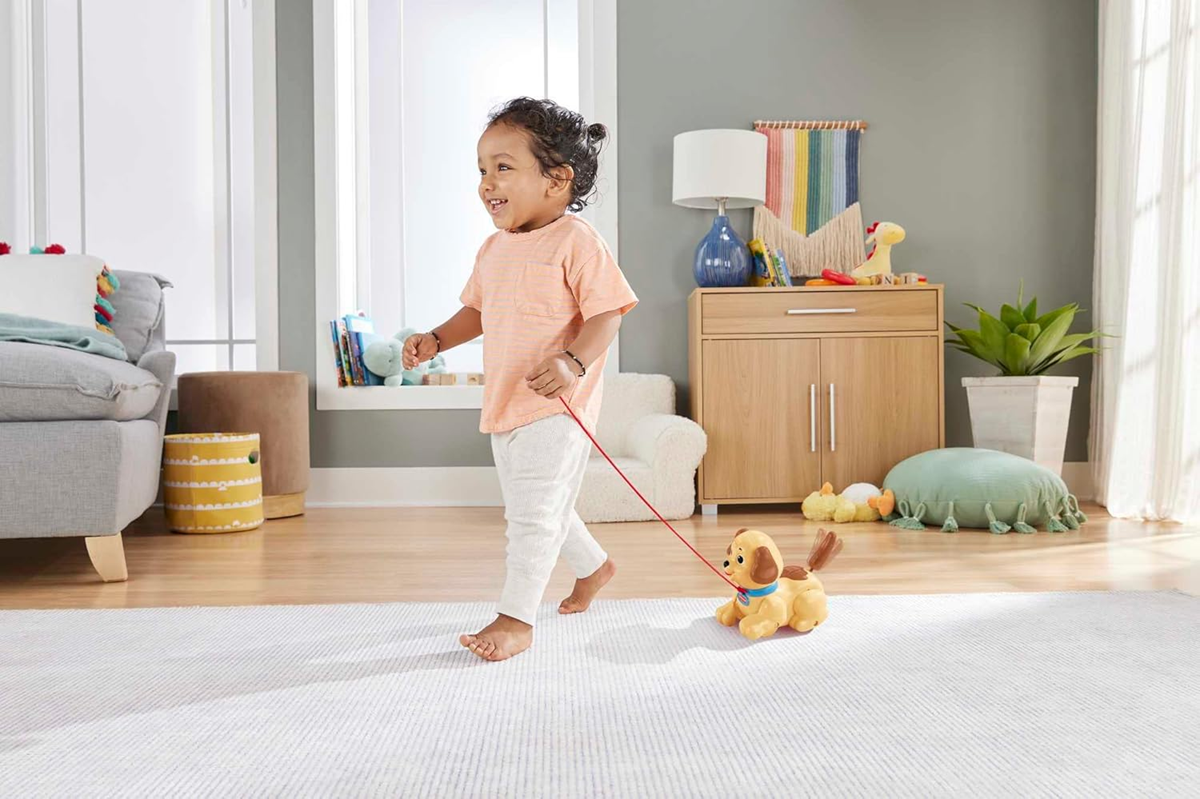 FISHER-PRICE Lil' Snoopy perro de arrastre 12 m+
