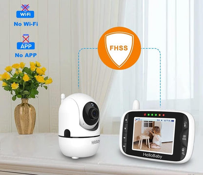 Kamera i monitor HelloBaby HB65 na półce przy oknie; obok grafika z symbolami FHSS, Wi-Fi i aplikacji.