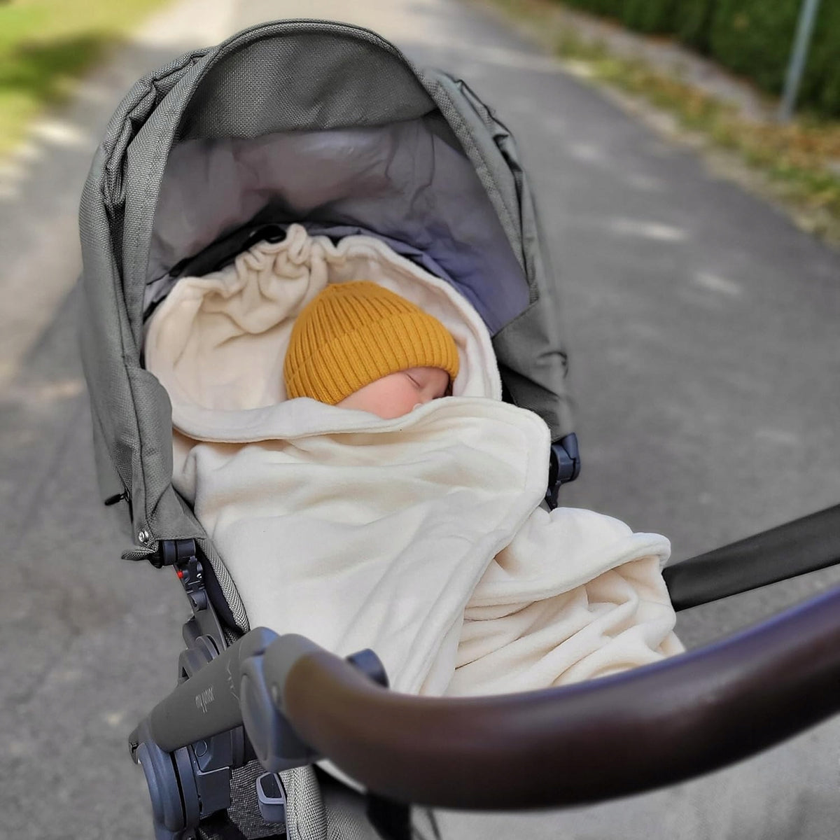 HOPPEDIZ otulacz kocyk do fotelika 3 i 5 punktowe pasy POLAROWY, antracyt, używany, zabrudzony, do wyprania