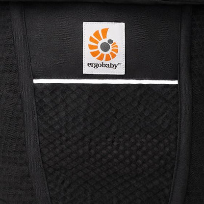 Zbliżenie czarnej tkaniny siatkowej nosidełka Ergobaby Adapt SoftFlex Mesh i naszywki z logo.