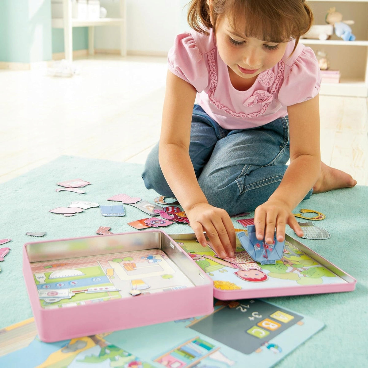 HABA układanka magnetyczna Ubierz Lilli 4 tła 54 magnesy, dziewczynka bawi się w ubieranie lalki