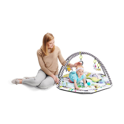 Zdjęcie poglądowe opiekunki i dziecka przy macie Kinderkraft Smartplay