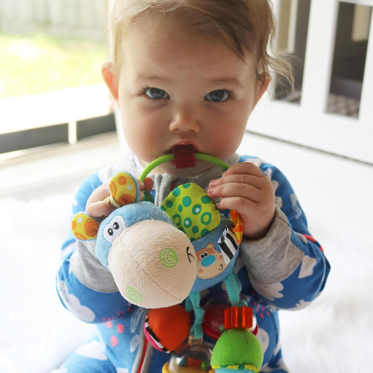 PLAYGRO Clip Clop juguete sensorial con sonajero, espejo y agarrador