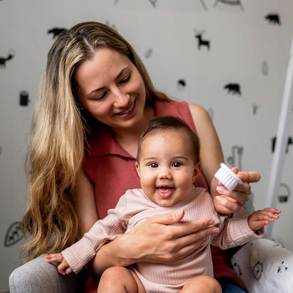 TOMMEE TIPPEE CareProtect zestaw do pielęgnacji dziecka 9 elementów + etui, mama z niemowlęciem