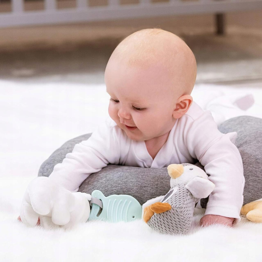Cojín de barriga NUBY con juguetes para bebés