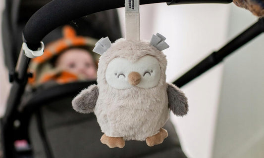 TOMMEE TIPPEE Eule Ollie ANHÄNGER mit Spieluhr und Weinsensor 15 cm