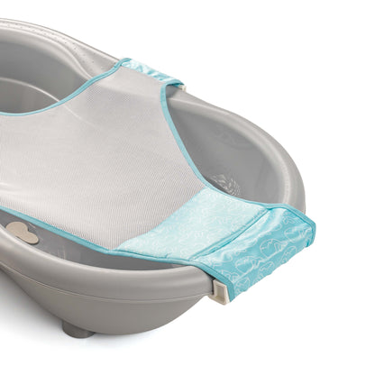 Siatka Reer MyHappyBath Sling 76072 rozpięta nad szarą wanienką, ujęcie pod kątem.