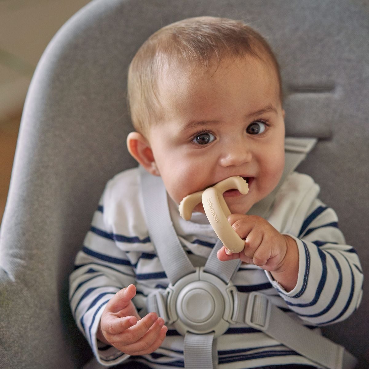 Babymoov FIRSTISY Fox – dziecko trzymające silikonową łyżeczkę