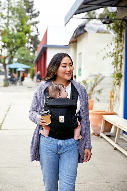 ERGOBABY ADAPT nosidełko ergonomiczne 3,2-20kg czarne, mama nosi dziecko na spacerze