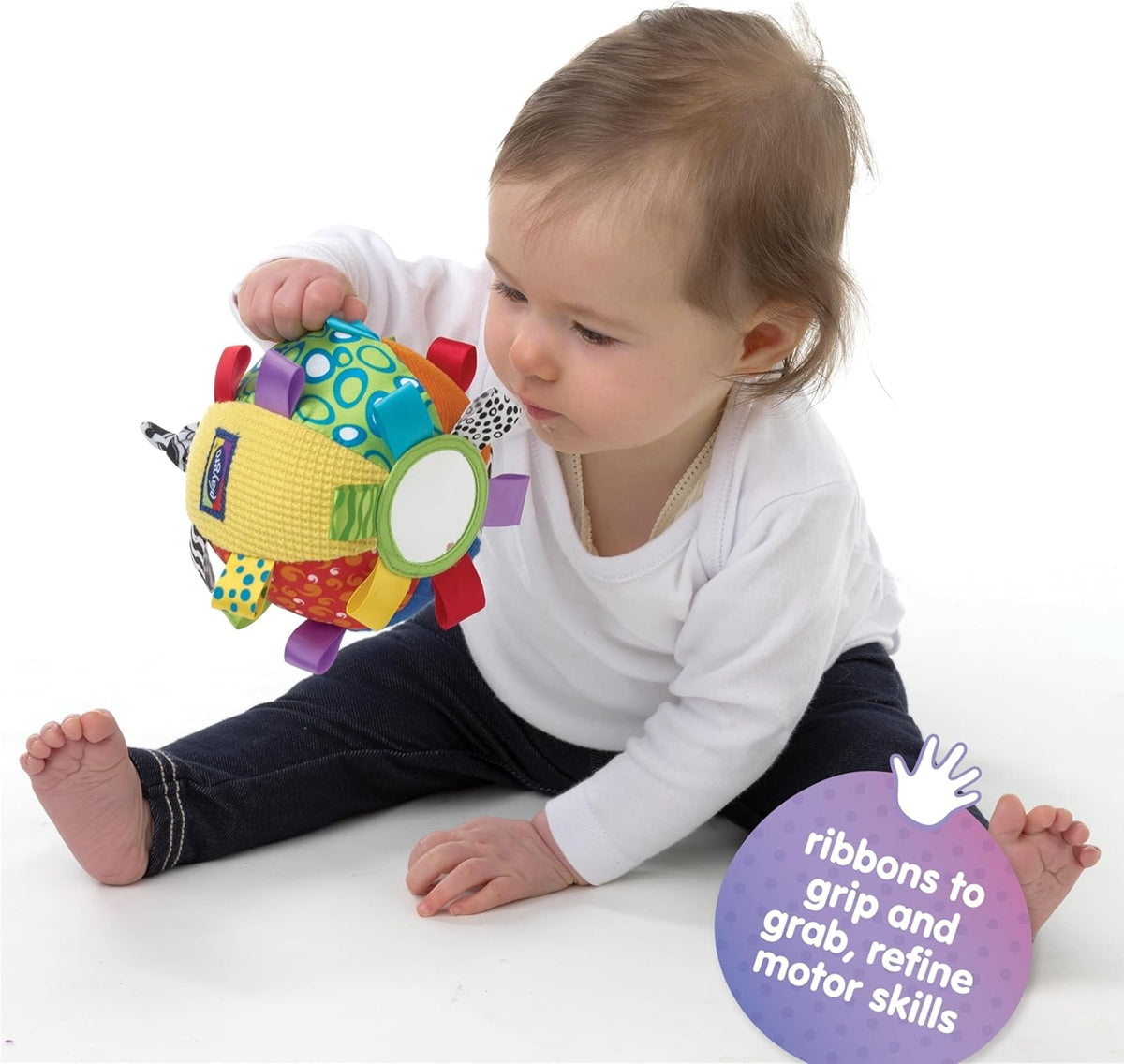 Dziecko trzymające kolorową piłkę Playgro Loopy Loops z wstążkami.