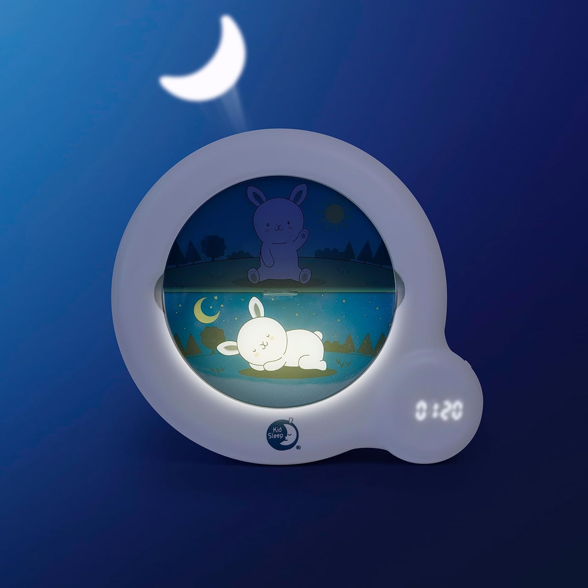 Pabobo Kid'Sleep Essential z podświetloną ilustracją śpiącego królika i białym księżycem widocznym na ścianie.