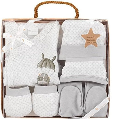 INTERBABY darilni komplet iz bombaža: pižama, kapa, nogavičke, slinček, hlačne nogavice