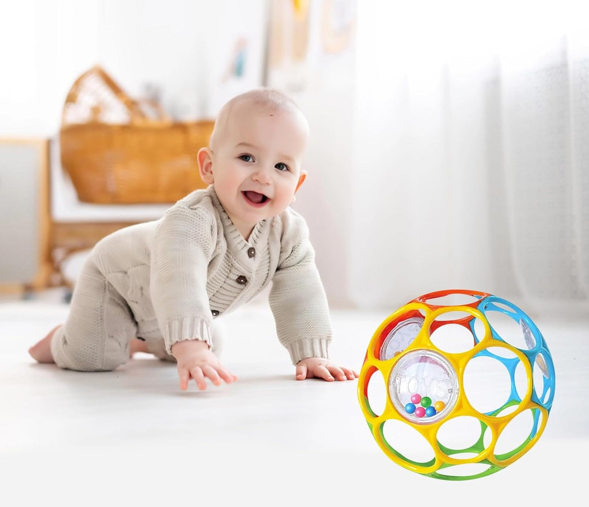 Kikuo Classic Ball niemowlę przy kolorowej piłce