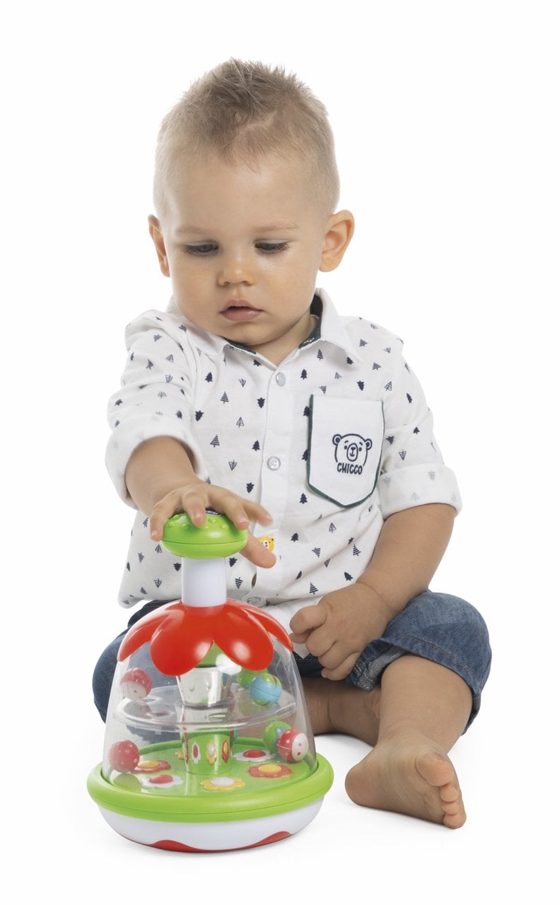 Chicco Magica Trottola – dziecko bawiące się bączkiem