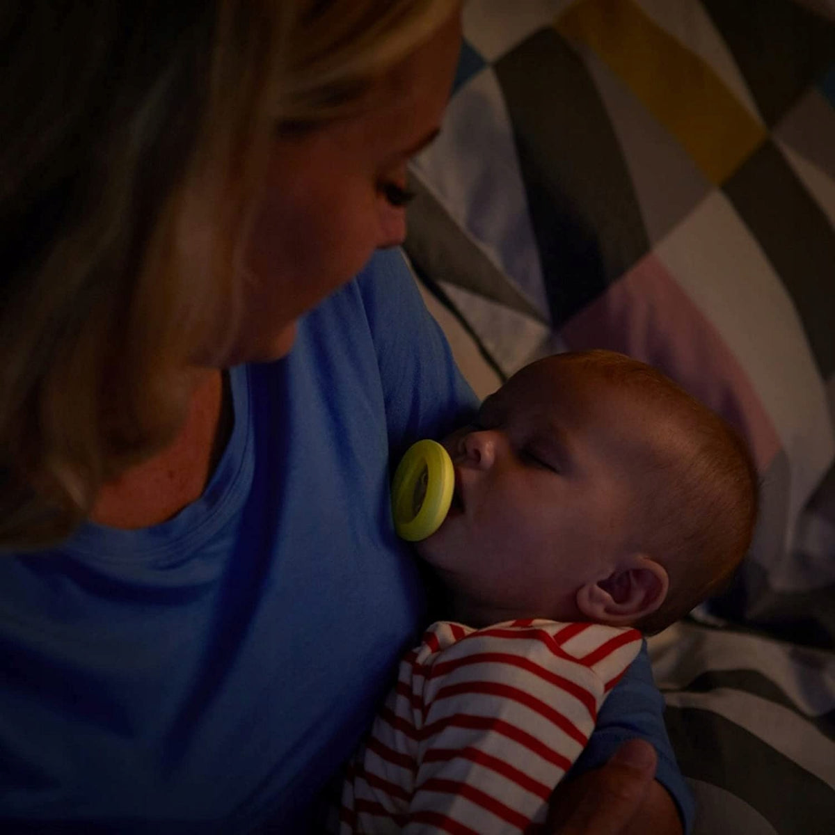 TOMMEE TIPPEE Schnuller kiefergerecht x2 6-18 Monate LEUCHTET