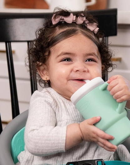 INFANTINO My 1st Tumbler silikonový netekoucí hrnek s pítkem 266 ml 6 m+
