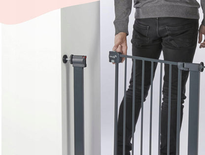 SAFETY 1ST SecureTech Metal stopniščna varnostna ograjica brez praga 73-80cm