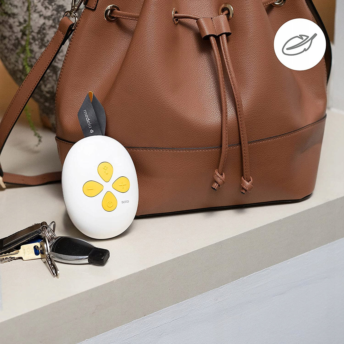MEDELA SOLO laktator elektryczny 2-fazowy USB, kompaktowy biało-żółty laktator Medela przy torebce