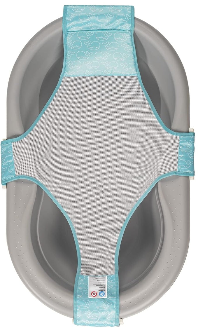 Niebiesko-biała siatka do kąpieli Reer MyHappyBath Sling 76072 rozpięta w szarej wanience, widok z góry.