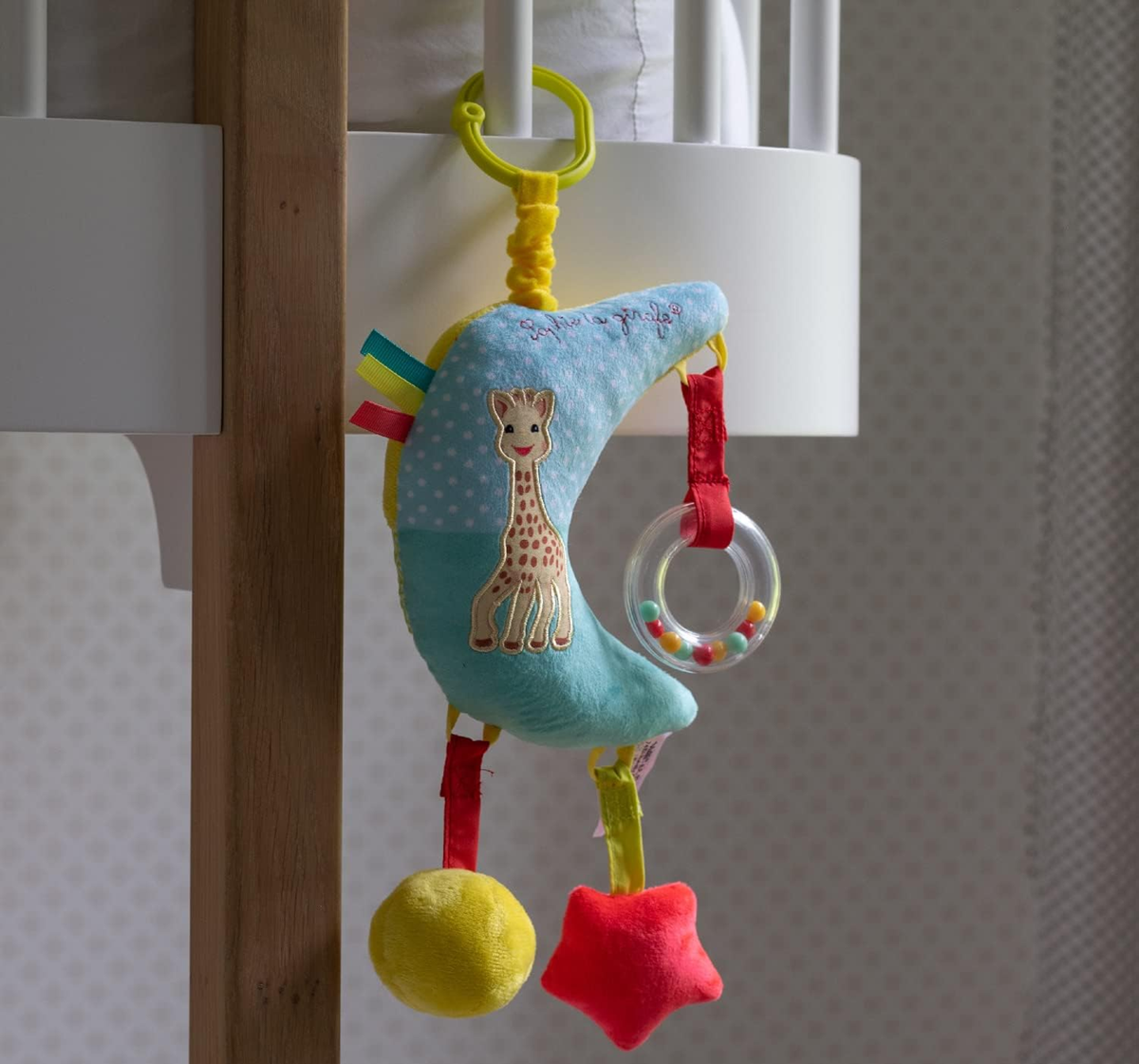SOPHIE LA GIRAFE obesek z glasbeno skrinjico za voziček in posteljico 28 cm LUNA