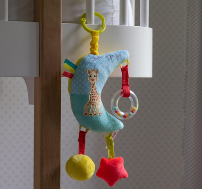 SOPHIE LA GIRAFE obesek z glasbeno skrinjico za voziček in posteljico 28 cm LUNA