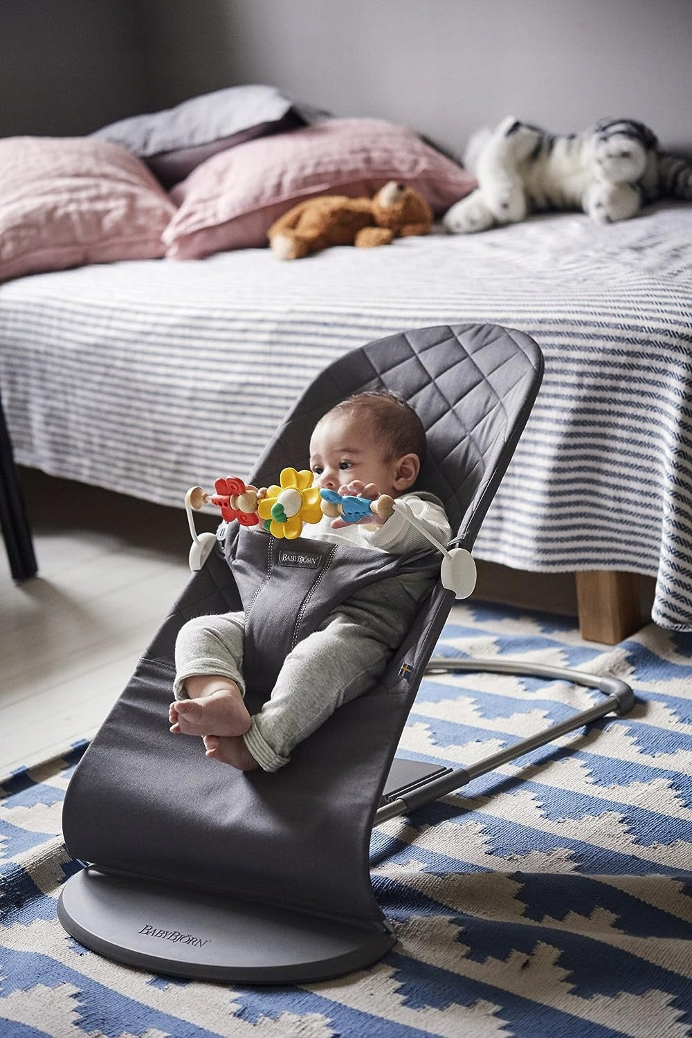 BABYBJORN Flying Friends leseno-plastični lok za ležalnik 31 cm