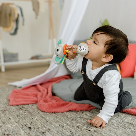 Fehn DoBabyDoo Koala – dziecko bawiące się grzechotką