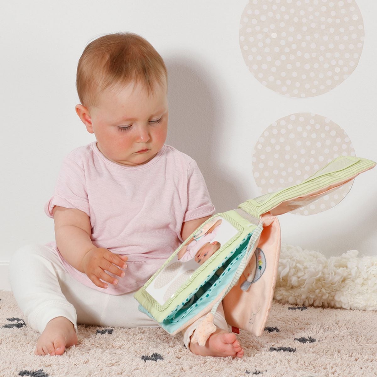 Fehn Meereskinder Syrenka – dziecko przewracające strony