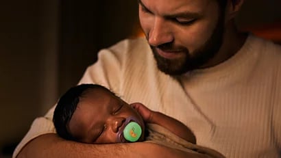 Philips Avent Ultra Start Night – niemowlę z rodzicem nocą