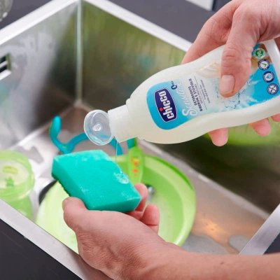 Chicco Bottle and Dish Cleanser 300 ml podczas mycia akcesoriów