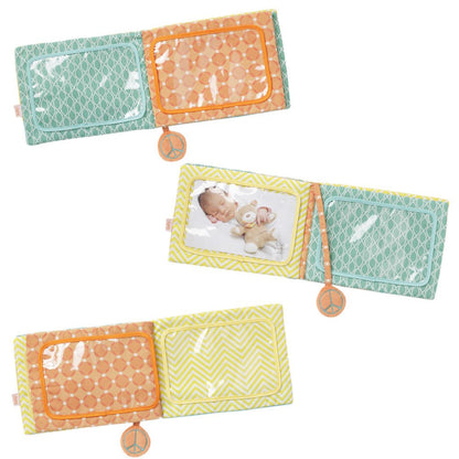 Otwarte strony albumu FEHN Funky Friends Lew, z przezroczystymi kieszonkami na zdjęcia i geometrycznymi wzorami.